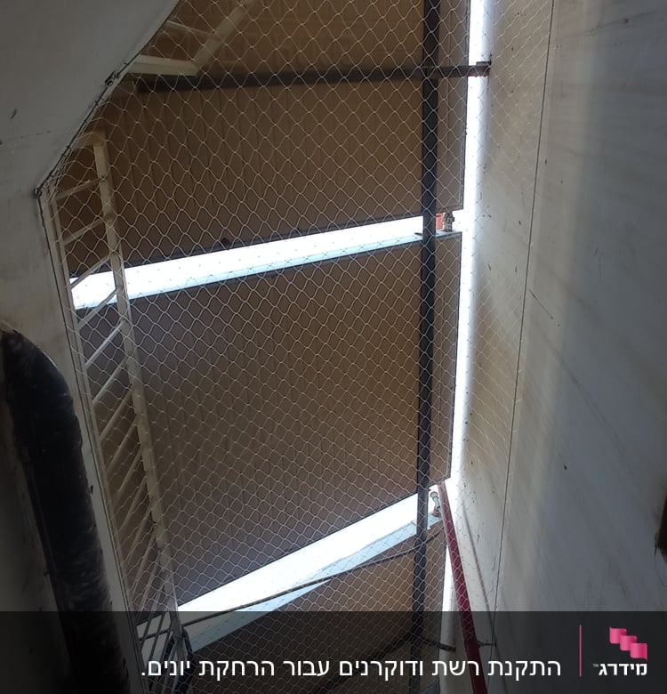 רשת מתוחה למניעת כניסת יונים במבנה